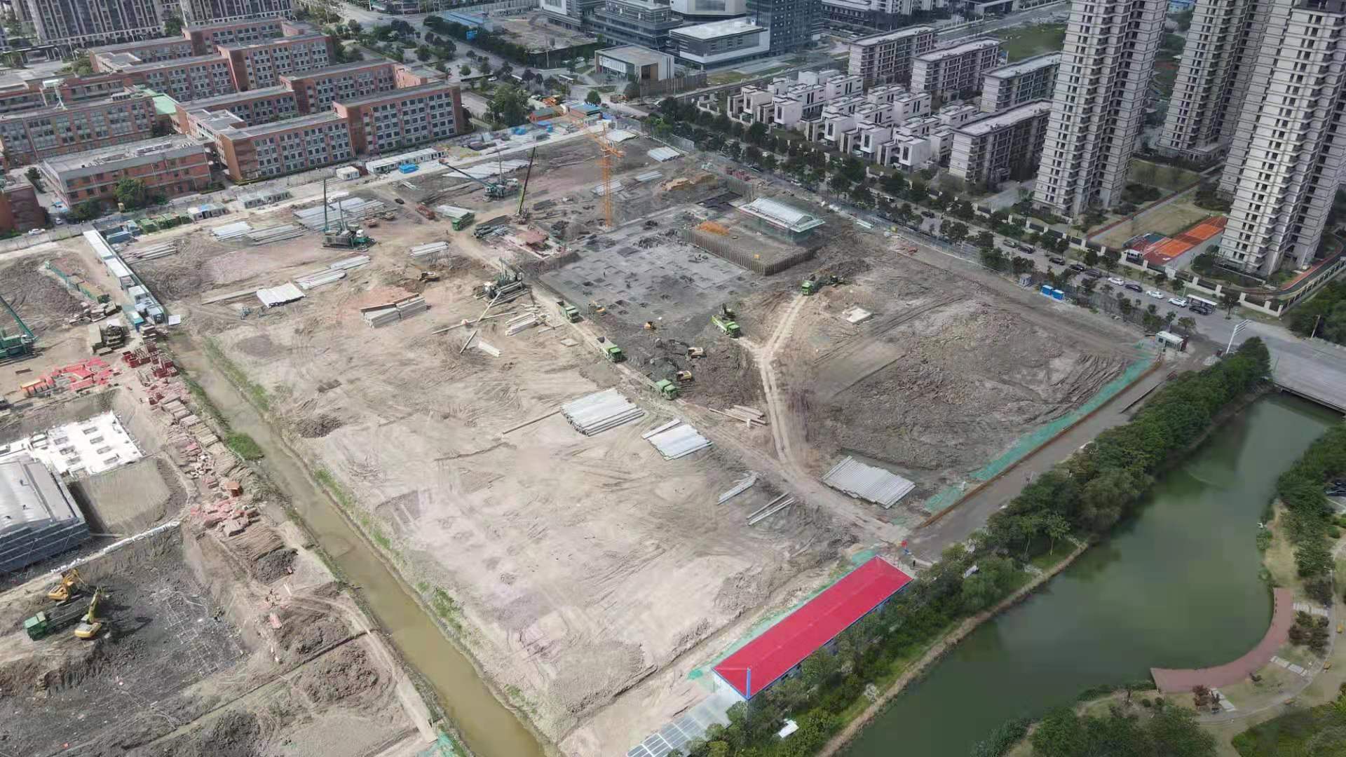 我們是一家集工業(yè)與民用建設(shè)、安裝、裝修裝飾、地基與基礎(chǔ)、大型土石方、市場(chǎng)開發(fā)為一體的施工總承包企業(yè)。