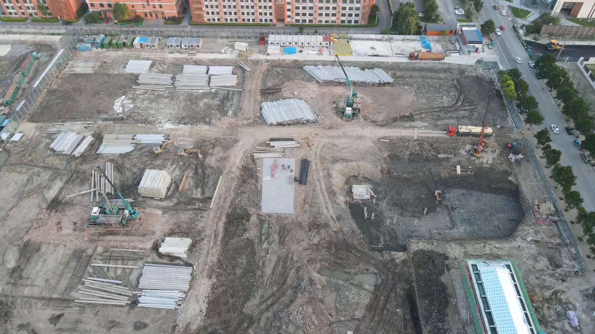 我們是一家集工業(yè)與民用建設(shè)、安裝、裝修裝飾、地基與基礎(chǔ)、大型土石方、市場(chǎng)開(kāi)發(fā)為一體的施工總承包企業(yè)。