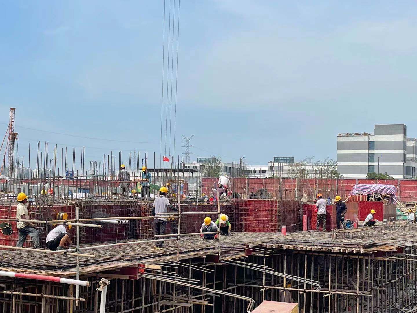 我們是一家集工業(yè)與民用建設(shè)、安裝、裝修裝飾、地基與基礎(chǔ)、大型土石方、市場開發(fā)為一體的施工總承包企業(yè)。