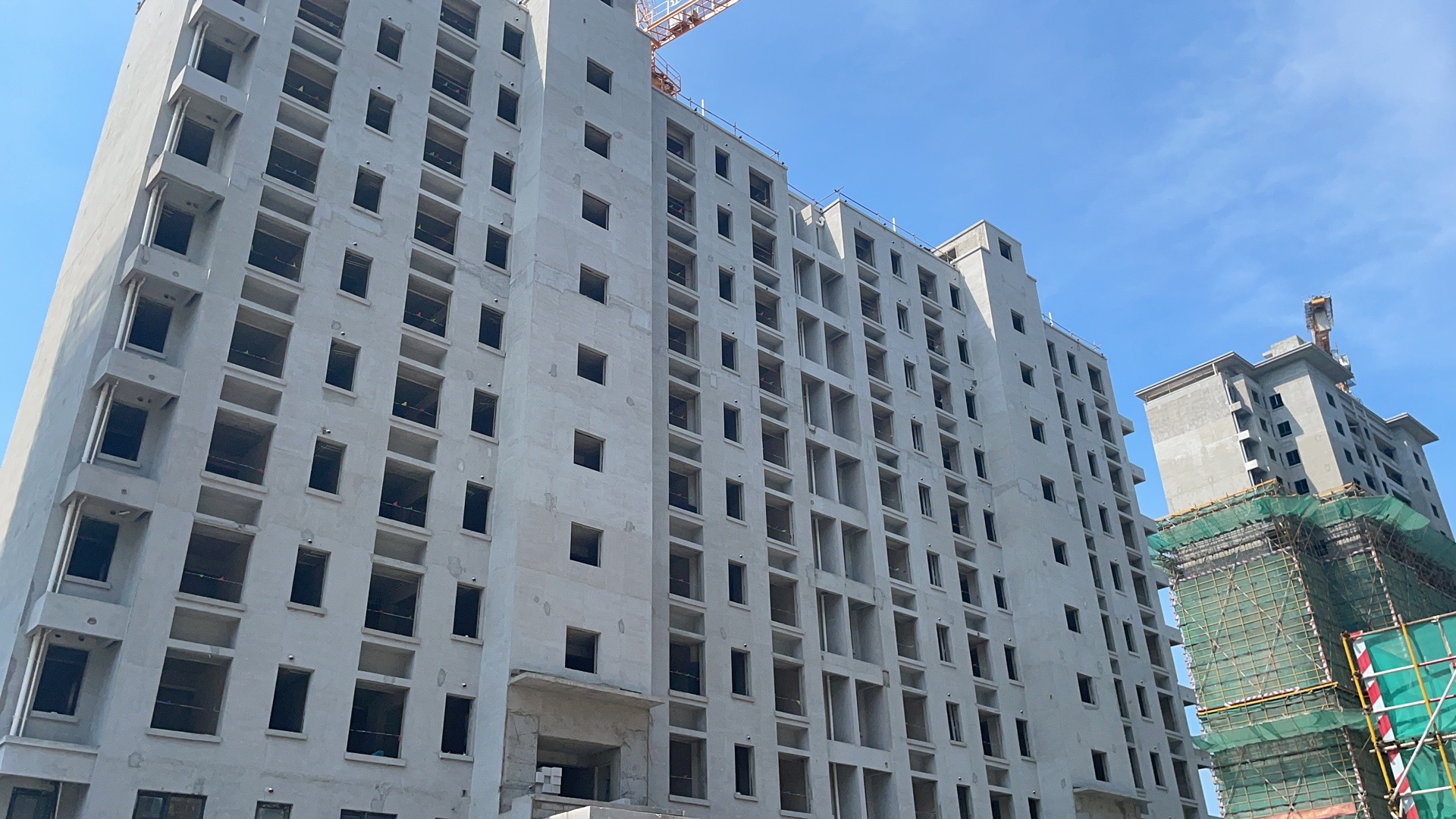 我們是一家集工業(yè)與民用建設(shè)、安裝、裝修裝飾、地基與基礎(chǔ)、大型土石方、市場開發(fā)為一體的施工總承包企業(yè)。