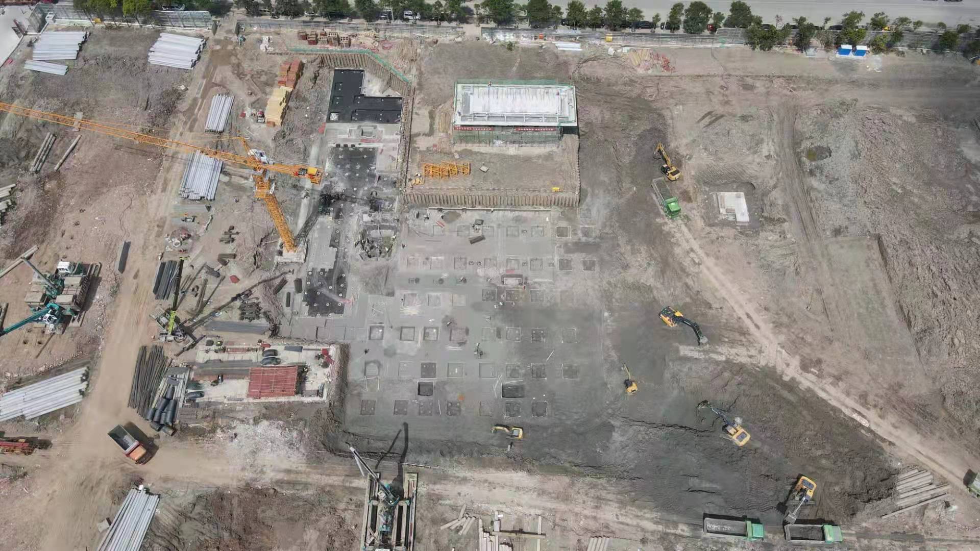 我們是一家集工業(yè)與民用建設(shè)、安裝、裝修裝飾、地基與基礎(chǔ)、大型土石方、市場開發(fā)為一體的施工總承包企業(yè)。